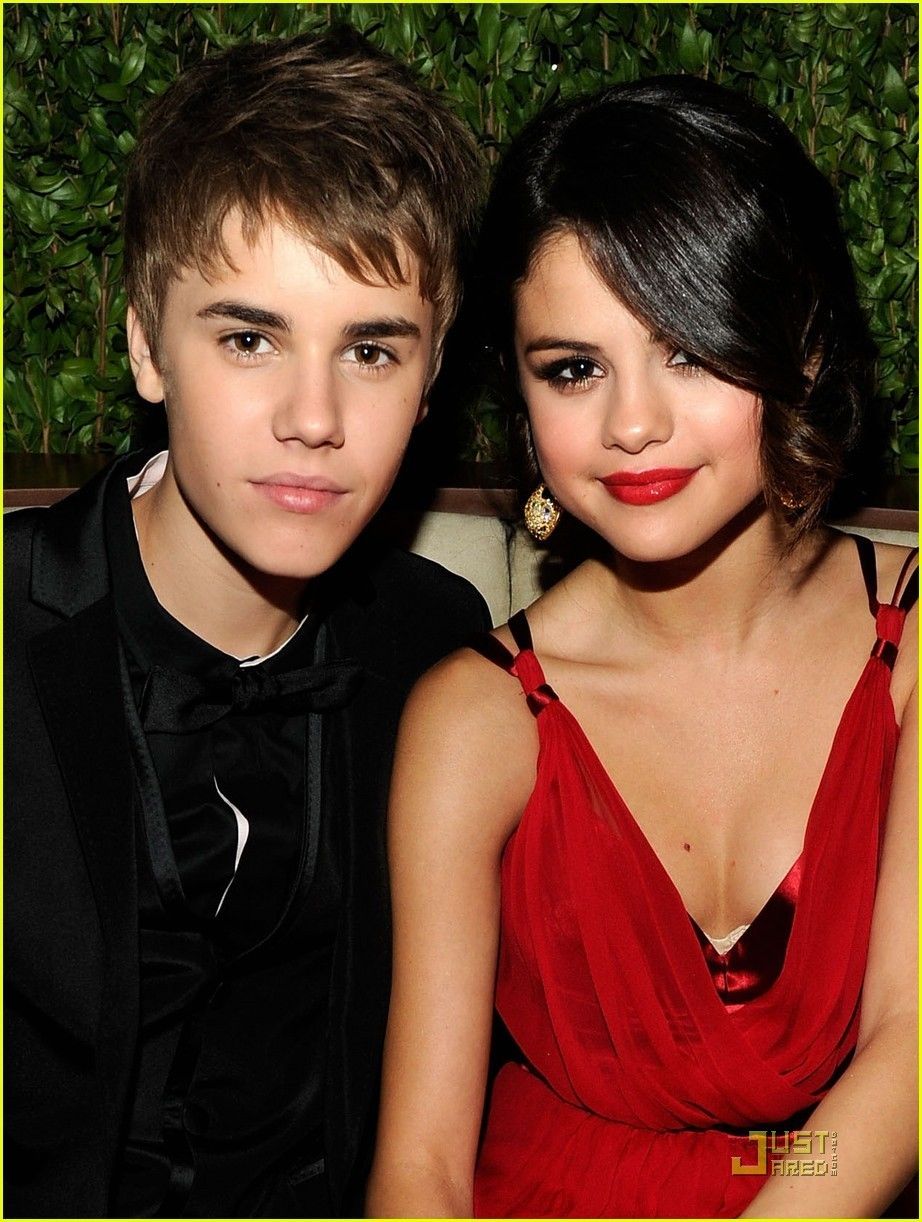 WEST HOLLYWOOD, CA - FEBRUARY 27:  (EXCLUSIVE ACCESS SPECIAL RATES APPLY; NO NORTH AMERICAN ON-AIR BROADCAST UNTIL MARCH 3, 2011) Justin Bieber and Selena Gomez  attend the 2011 Vanity Fair Oscar Party Hosted by Graydon Carter at the Sunset Tower Hotel on February 27, 2011 in West Hollywood, California.  (Photo by Kevin Mazur/VF11/WireImage) *** Local Caption *** Justin Bieber;Selena Gomez